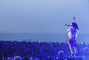 aiko、3年ぶり野外フリーライブ【Love Like Aloha vol.5】から見る