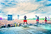 「BABYMETAL、イギリス・大型野外フェス出演に9万人が熱狂」1枚目/4