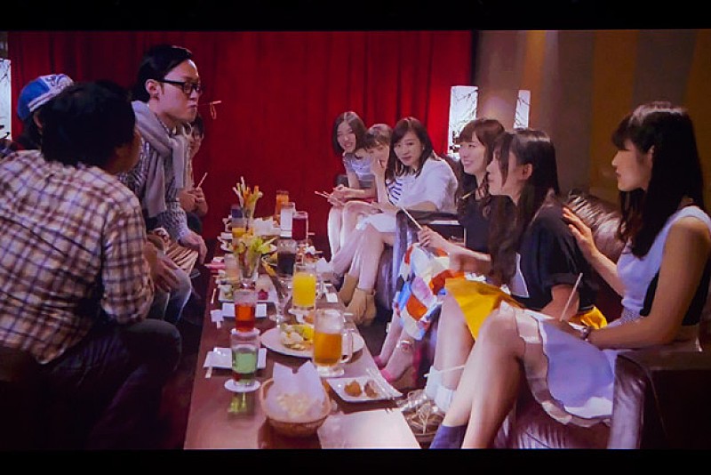 「NMB48 渡辺美優紀/市川美織らが合コンに挑むMV＆ギターの腕前生かしたレトロキュートMV同時公開」1枚目/17