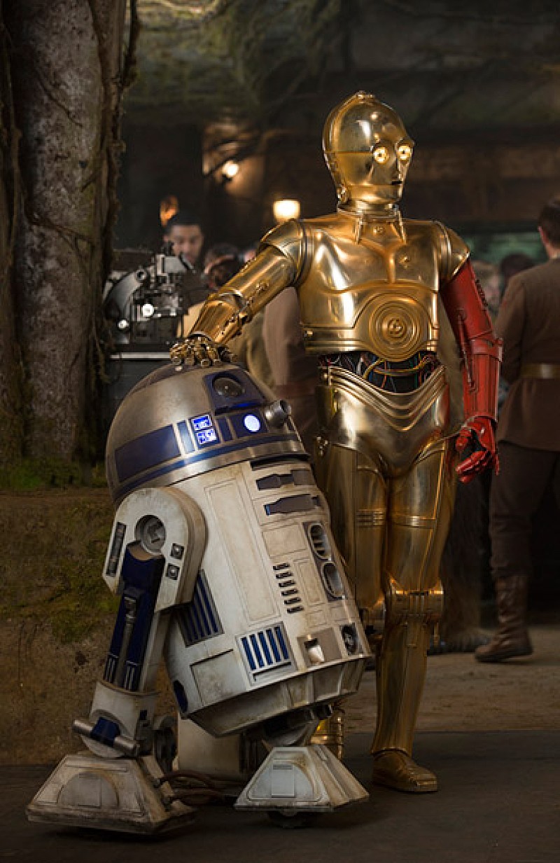 『スター・ウォーズ/フォースの覚醒』名コンビに異変 左腕が赤いC-3PO写真解禁