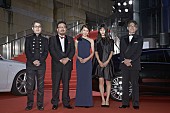 「竹内結子＆橋本愛 美女2人で【第28回東京国際映画祭】レッドカーペットに登場 中村義洋監督は両手に花状態」1枚目/4