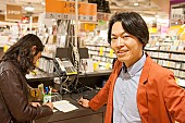 「TOWER RECORDS 梅田NU茶屋町店でポップを書く松尾よういちろうとヒロヒサカトー」2枚目/39