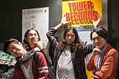 「TOWER RECORDS 難波店の前で記念撮影する井乃頭蓄音団」10枚目/39