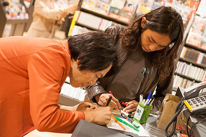 「TOWER RECORDS 梅田NU茶屋町店でポップを書く松尾よういちろうとヒロヒサカトー」3枚目/39