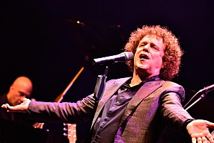 「ポップで美しい旋律を奏でるレオ・セイヤーの声に酔い痴れる晩秋の夕べ。今宵は“七色の声”に心から魅了されて。」