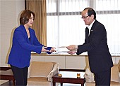 「松井広島市長にローマ教皇総代理の親書を手渡す、指揮者の西本智実（2015年8月5日）」3枚目/4