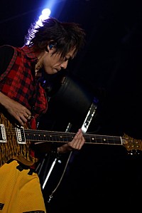 UVERworld、過去のレア曲だらけのセットリストでライブツアー開催