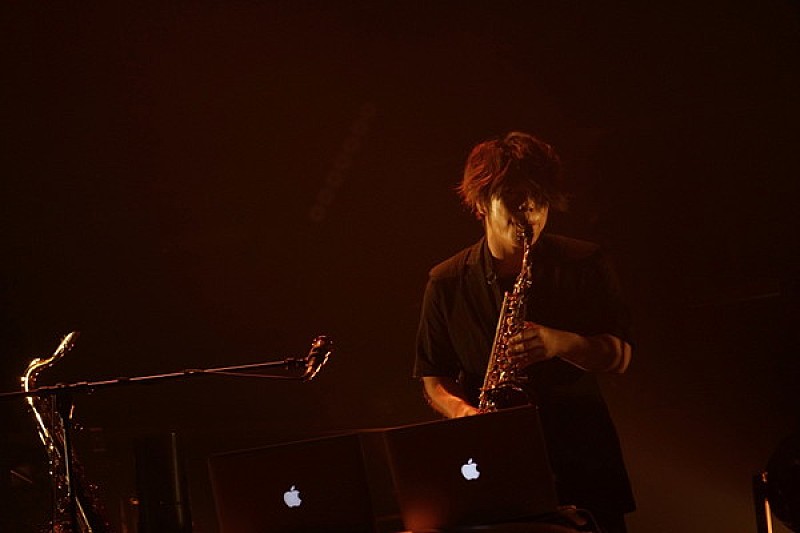 UVERworld、過去のレア曲だらけのセットリストでライブツアー