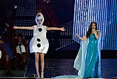 「テイラー・スウィフト、『アナ雪』にハロウィン仮装しイディナ・メンゼルとアノ曲熱唱」1枚目/1