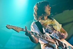 「素っ気なくも美しいロックを奏でる偉大な才能～コートニー・バーネット、新世代ギター・ヒロインによる待望の初来日公演をレポート！」