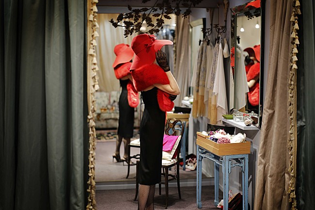 「衣装のフィッティングをする野宮真貴」3枚目/3