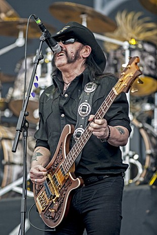 「パリ公演を予定していたバンドが続々中止を発表、再開は17日か」