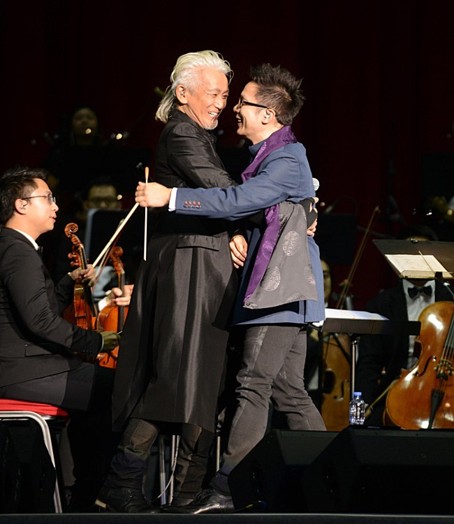 「玉置浩二×オーケストラ 　香港の輝きの中に降り注ぐ祝祭の響き」1枚目/6