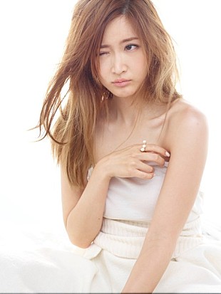 「紗栄子 セクシーなくびれショット『sweet』表紙で披露 ベストセラー1位獲得」