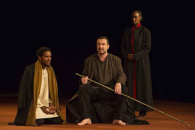 ピーター・ブルック最新作『バトルフィールド』初日開幕、5人の出演者による戦争後に残された世界観