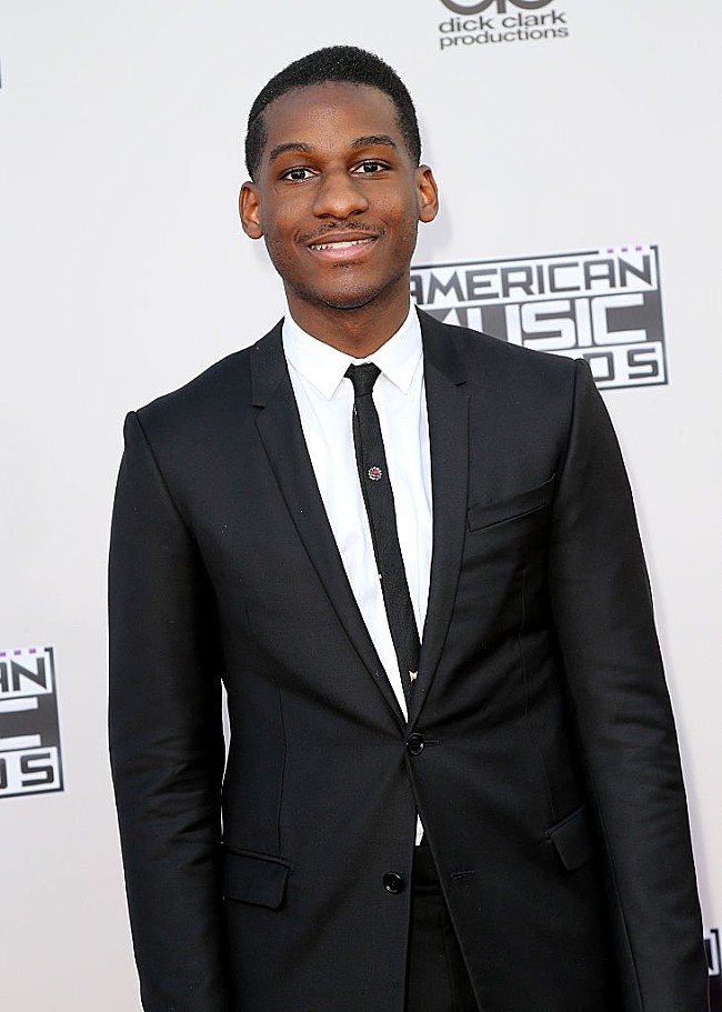 「話題のソウル・シンガー、リオン・ブリッジズが米人気番組『SNL』に初登場」1枚目/1