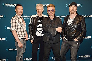 「U2がパリ公演でテロ被害者を追悼、「彼らが仕える神の間違ったイデオロギーを前に団結する」」