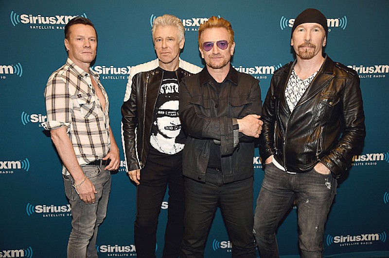 Ｕ２「U2がパリ公演でテロ被害者を追悼、「彼らが仕える神の間違ったイデオロギーを前に団結する」」1枚目/1