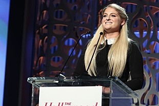 「メーガン・トレイナー、おしっこ我慢し女子高生にサプライズ奨学金授与」