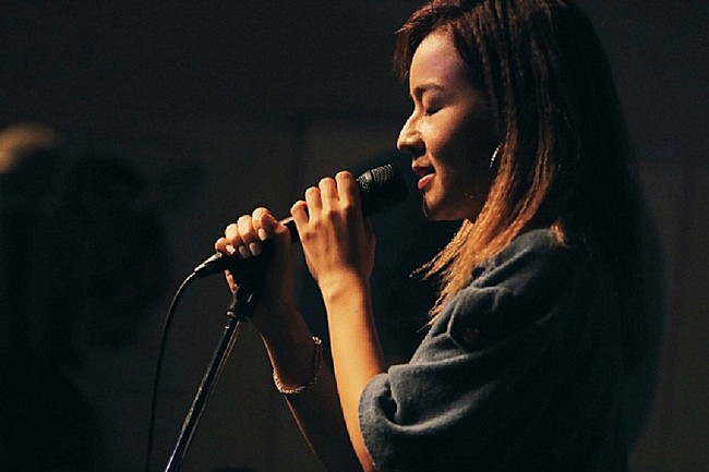 「G.RINA5年ぶりのアルバム『Lotta Love』のリリースパーティーNOSにて開催、tofubeatsやPUNPEEらゲストも終結した贅沢な一夜をレポート」1枚目/11