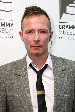 「故スコット・ウェイランドの葬儀がロサンゼルスで営まれる」