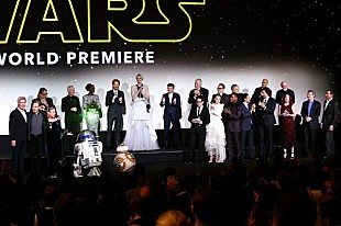 「『スター・ウォーズ／フォースの覚醒』ワールド・プレミア、ハリソン・フォード、キャリー・フィッシャー、ジョージ・ルーカス監督らも登場」