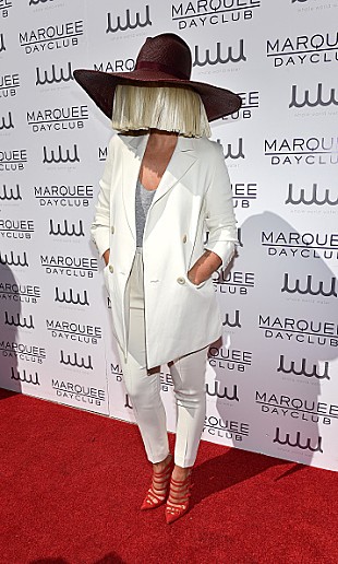 「シーア、リアーナ用に書いたものの却下された新曲「Cheap Thrills」公開」