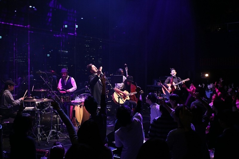 OAU、ラグジュアリーなクリスマスライブにTOSHI-LOW「夢がある」＆名曲カバーも