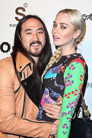 「スティーヴ・アオキ、長年交際したモデルのガールフレンドとハワイで挙式」