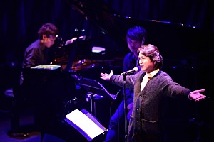 煌びやかなイルミネーションと歌声に包まれた聖なる夜 藤井フミヤの