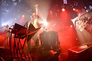 「ウォーク・ザ・ムーン、来日公演が大盛況で終了！ バンドのポップ愛＆ダンス愛が溢れるショウで“黙って”「レッツ・ダンス」!!」