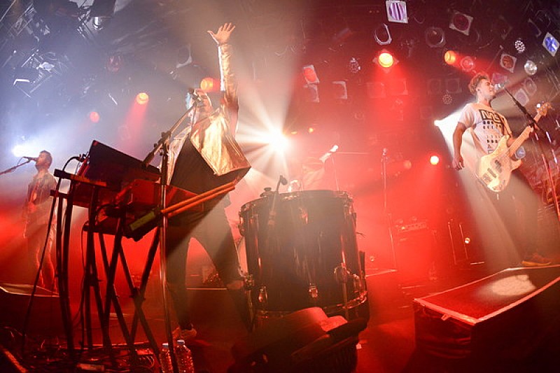 ウォーク・ザ・ムーン、来日公演が大盛況で終了！ バンドのポップ愛＆ダンス愛が溢れるショウで“黙って”「レッツ・ダンス」!!