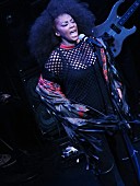 「麗しきダンス・クイーンが再始動させたシャラマー。ジョディの艶やかなダンスと歌声に、真冬の寒さも忘れて。」1枚目/5