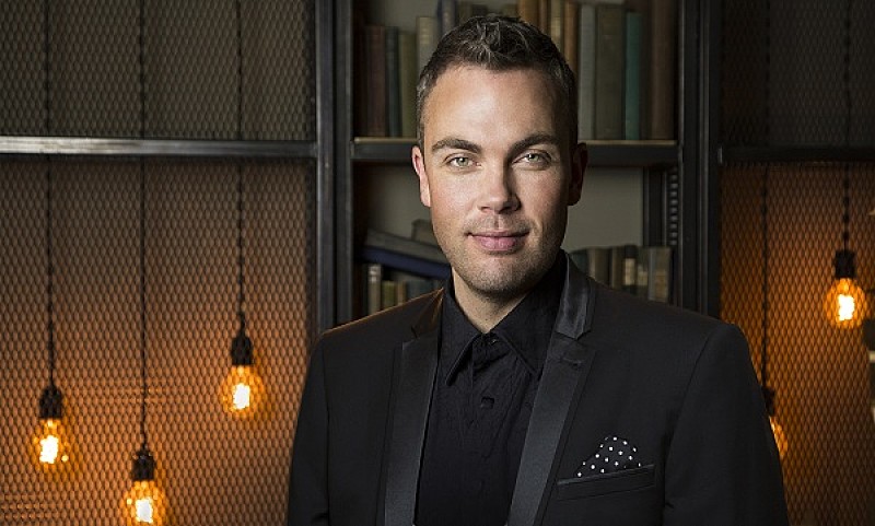 左手のみで演奏するピアニスト、ニコラス・マッカーシーの日本デビュー ショウケースにご招待