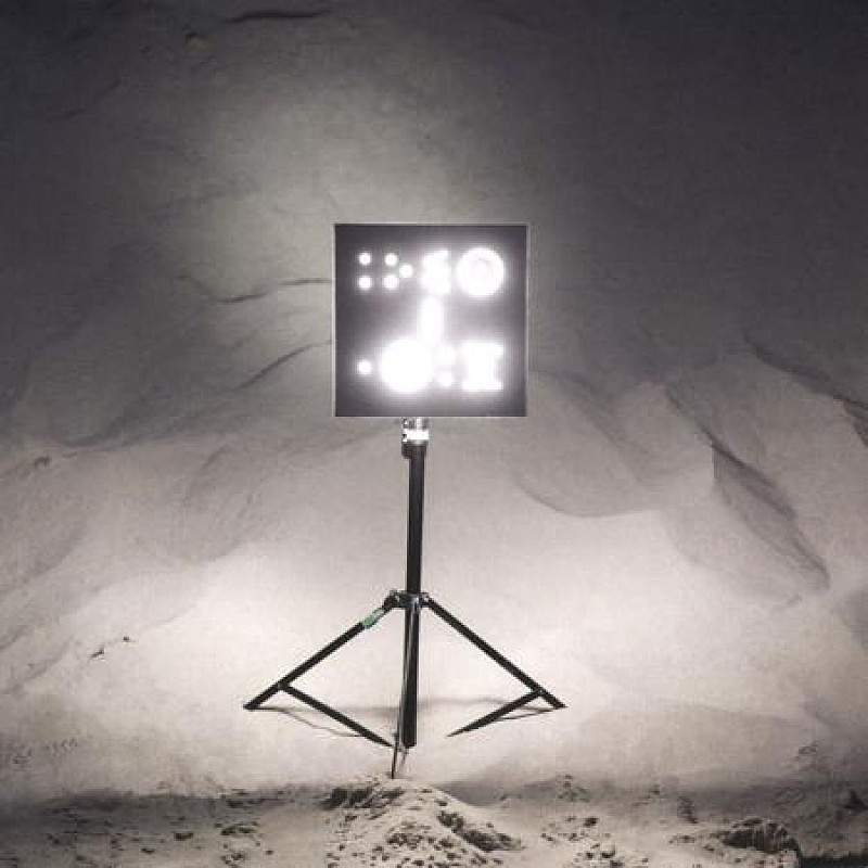 Album Review: ティナリウェン 攻撃的かつ個性的なサウンドが魅力のサハラ砂漠の遊牧民による傑作ライヴ盤『不屈の魂～ライヴ・イン・パリ』