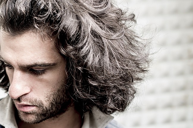 「マムフォード＆サンズのマーカスが全面プロデュースした、注目のイギリス人SSWキング・チャールズとは？」1枚目/2