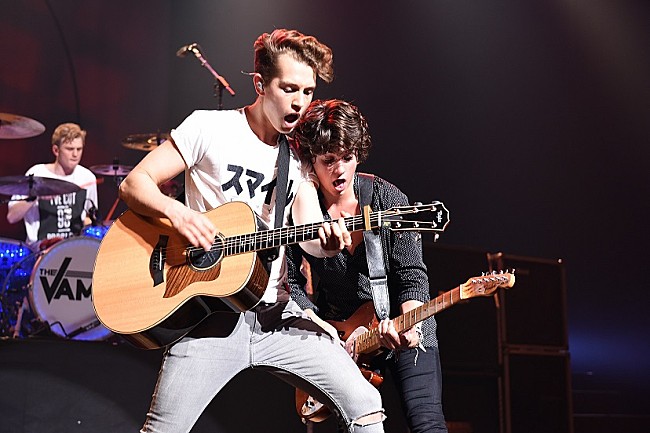 「ザ・ヴァンプス 「ジャパン！ダイスキ！」1年ぶりの来日公演終了、コナーがTV電話で登場するサプライズも」1枚目/2