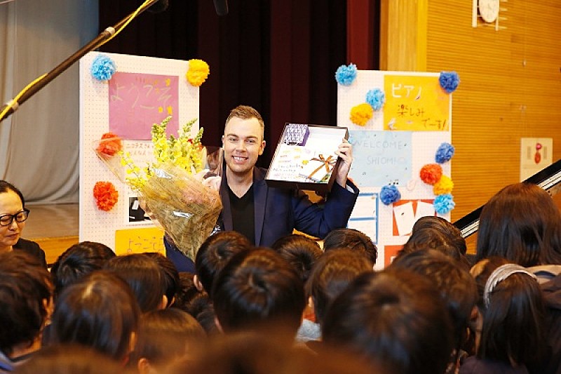 左手のピアニスト、ニコラス・マッカーシーが都内の小学校を訪問