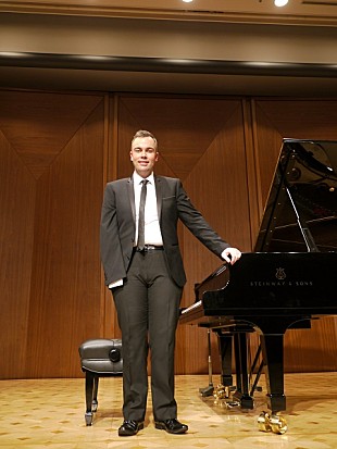 「左手のピアニスト、ニコラス・マッカーシーのショウケース開催、「否定的なメッセージは、視点を変えればポジティブにできる」」