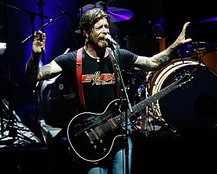 「パリに戻ってきたイーグルス・オブ・デス・メタル、フロントマンが思いを語る」