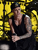 「ジャスティン・ビーバーが体中のタトゥーを解説、元カノの顔は……」1枚目/1