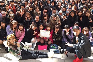 「話題の卒業ソングを歌うWHITE JAMメンバーが緊急搬送、ファンが代役で熱唱」