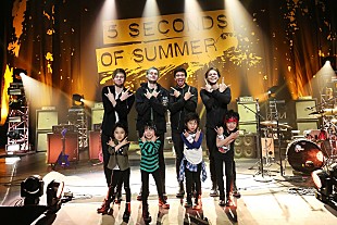 「5SOS 「君たちならこの会場のチケットは即完売だね！」武道館で行われたファンクラブ・イベントでMiniSOSに御対面」