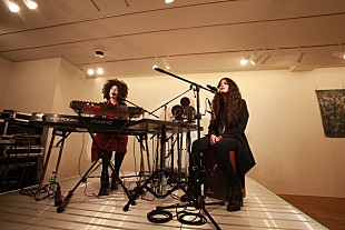 「新進気鋭双子デュオ、イベイーがアニエスベー青山店のエクスクルーシブ・イベントに出演　来日公演は本日3/1開催」