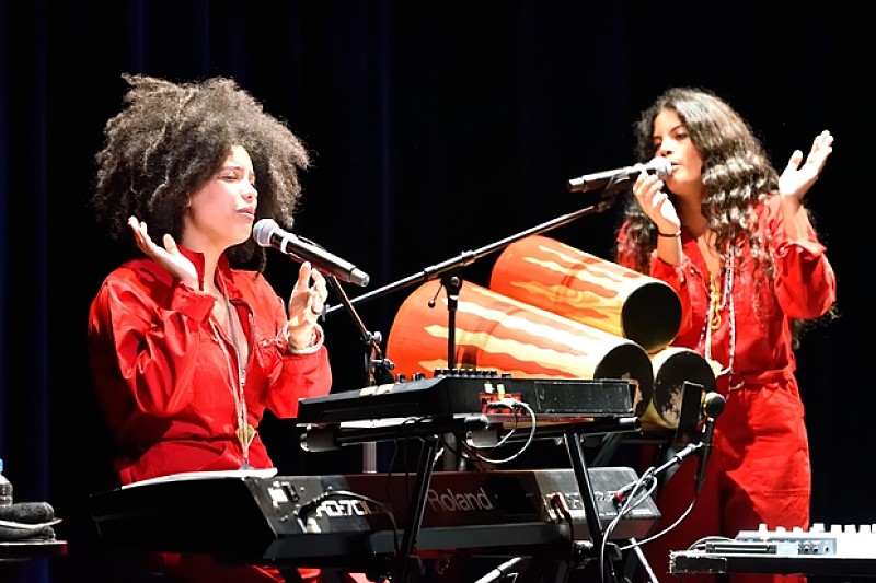 「心地好く匂い立つエスニックの薫り。イベイーが紡ぐ透明なハーモニーと独特なリズムに酔い痴れる夜」1枚目/12