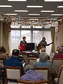 「やなわらばーが介護福祉施設をまわる【ふれあい音楽ツアー】を敢行」1枚目/4