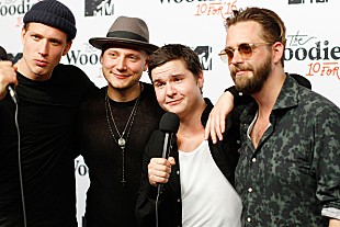 「欧米で話題のルーカス・グラハムがTV番組でヒット曲披露」