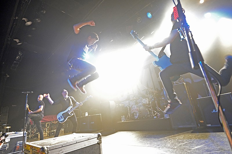 「シンプル・プラン 「日本が世界一だね!!」マーク・ロンソンやザ・ウィークエンドのカヴァーも飛び出した白熱の東京公演ライブ・レポート」1枚目/4