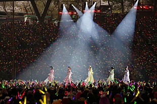 「アメリカ横断ライブも決定のももクロ、5大ドームツアーで魅せた圧巻のスケール感と5人の強み」