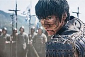 「漫画『キングダム』実写特別動画 主演・山崎賢人の泥まみれグラフィック先行公開」1枚目/4